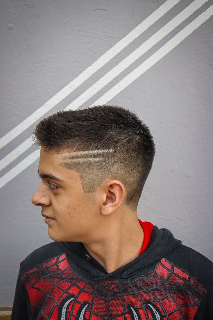 Corte corto con líneas de diseño trazadas a navaja en el lateral.